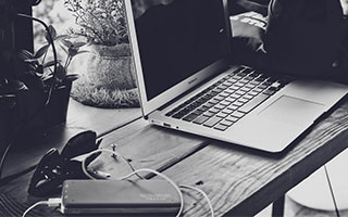 178体育直播官网-C罗禁区内凌空抽射踢呲，随后脚后跟射门被吹越位